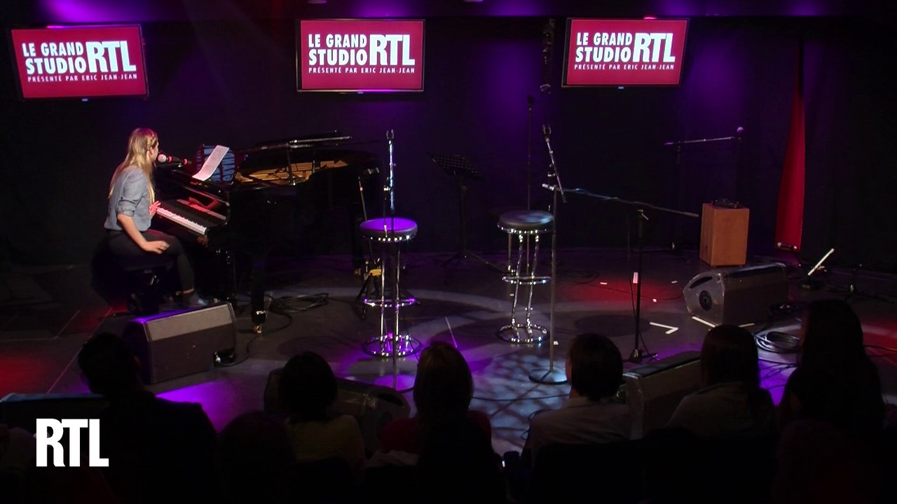 Louane - Feeling Good en live dans le Grand Studio RTL présenté par Eric Jean-Jean