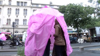 Une patrouille de parapluies roses contre le cancer du sein