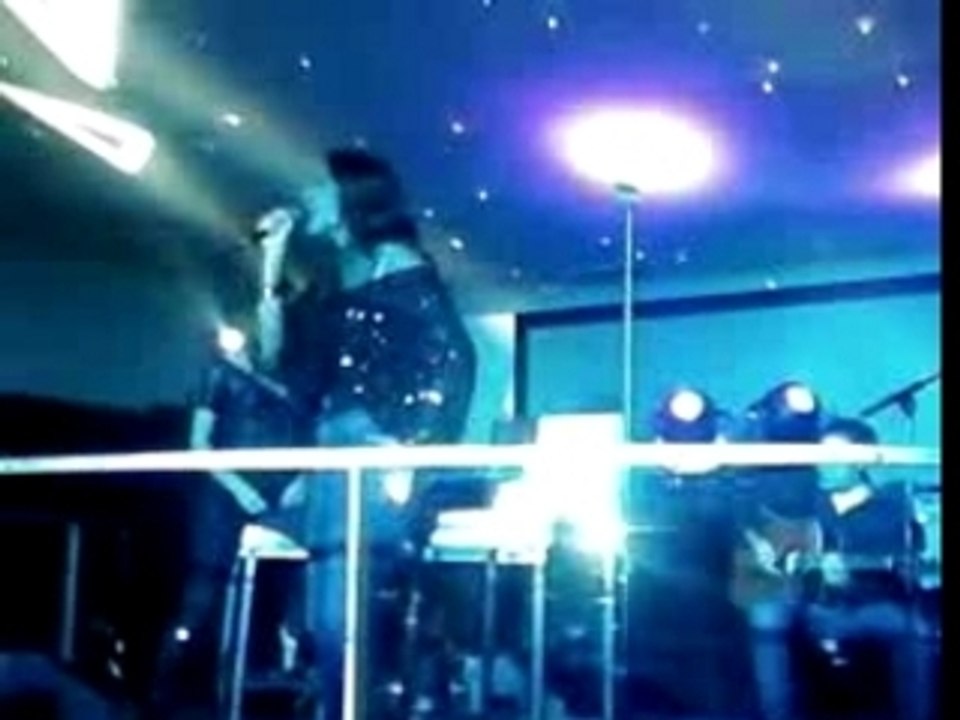 Vitaa A fleur de toi Showcase au cube
