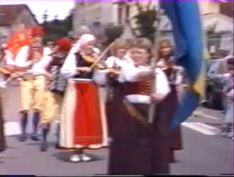 30 Festival de Confolens. 1987. Défilé dans les rues de Confolens.