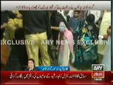 Breaking-- Policeman Beaten Badly by Women at Gujranwala