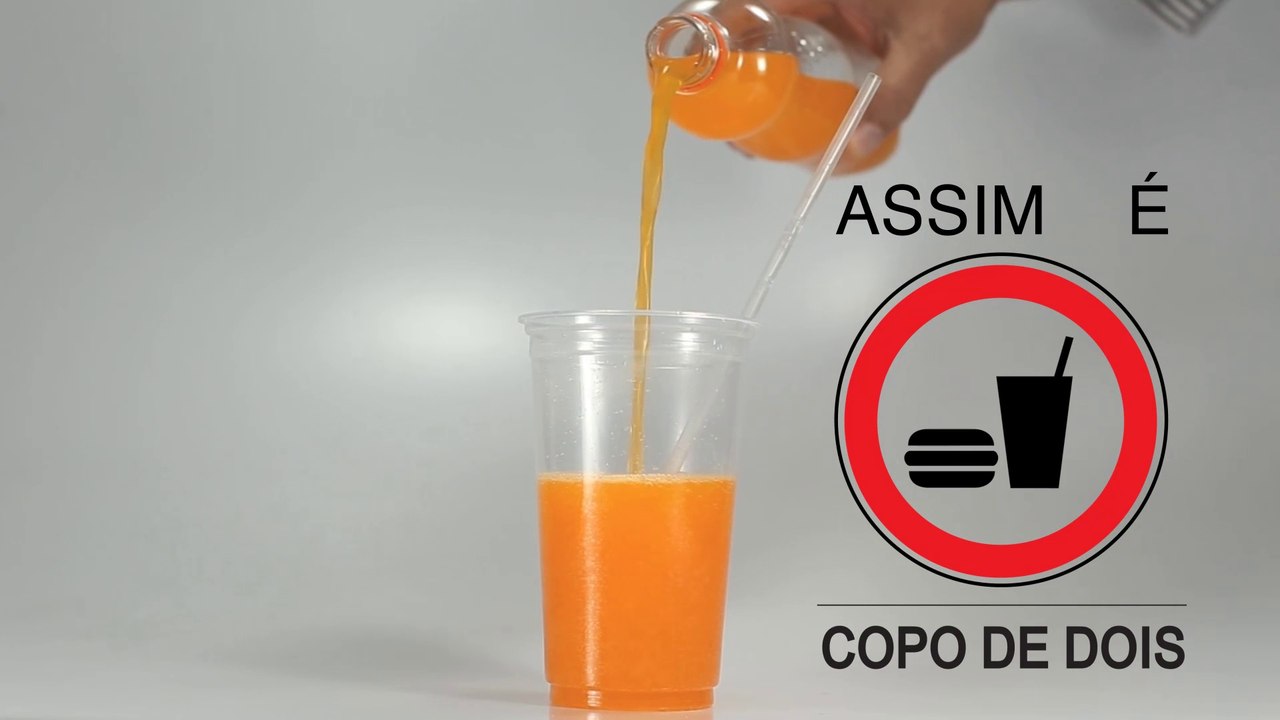 FESTA COM COPO DE DOIS QUE SERVE COMIDA E BEBIDA