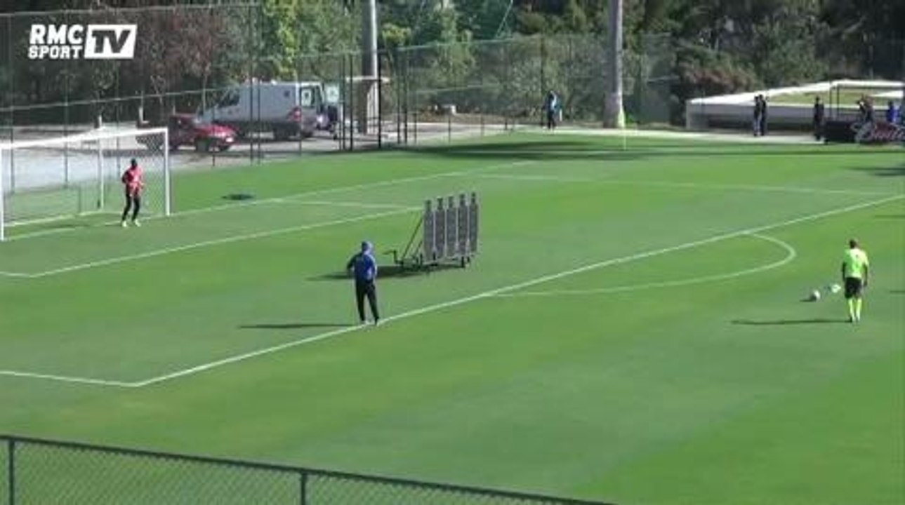 Football / Neymar travaille les coups francs - 27/06