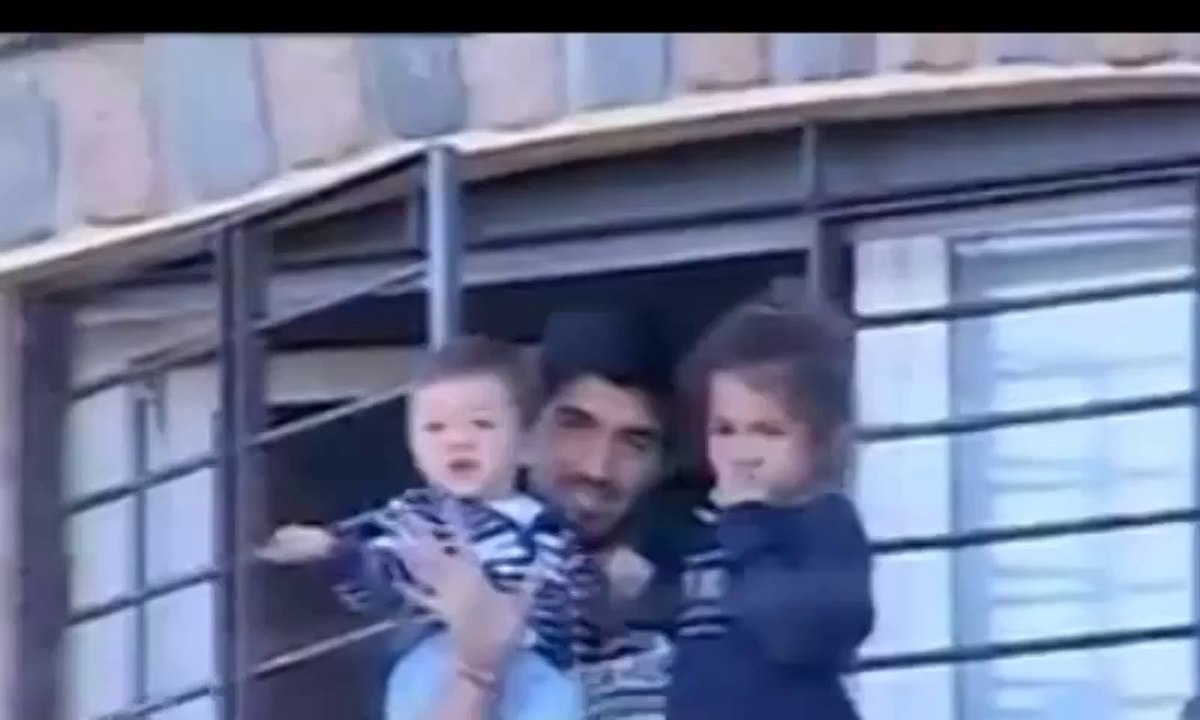Luis suarez saluda desde el balcon de su casa  Carries he waves to supporters from the balcony