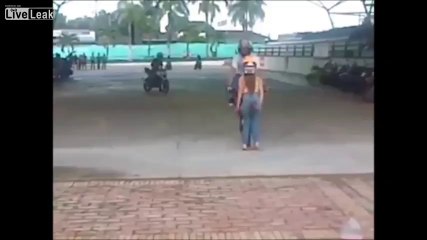 A clear example of  the idiocy of people - at least wearing helmet -