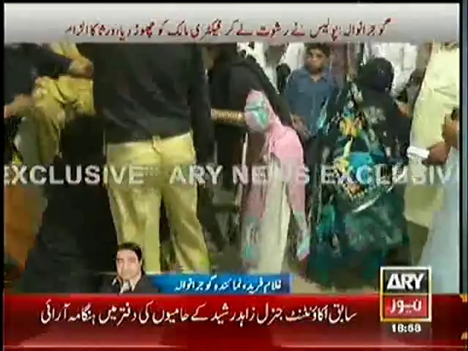 Gujranwala Policeman Beaten Badly by Women