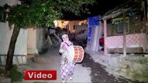 Ayşe teyze tokmağı eline aldı