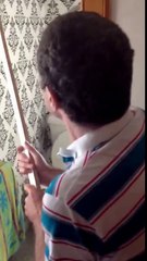 Homme effrayé par une araignée dans ses WC