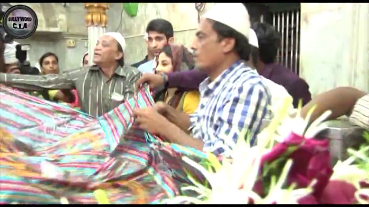 Vidya Balan gets MOBBED at Dargah!
