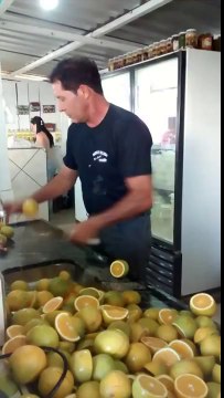 Homme coupe des citrons rapidement