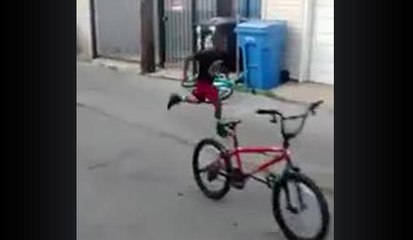 Coup de poing d'un enfant et vélo fantôme