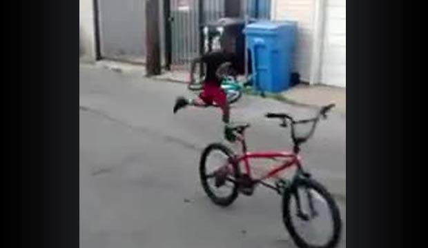 Coup de poing d'un enfant et vélo fantôme