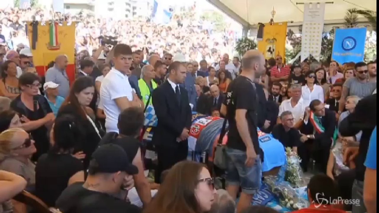 In migliaia per l’ultimo saluto a Ciro Esposito a Napoli