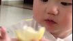 İlk kez limon yiyen bebek