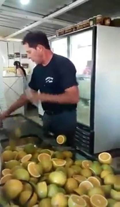 Homme coupe des citrons rapidement