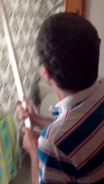 Homme effrayé par une araignée dans ses WC