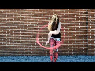 Hulahop'u Ağlatırken İzleyenleri Hipnotize Eden Hatun