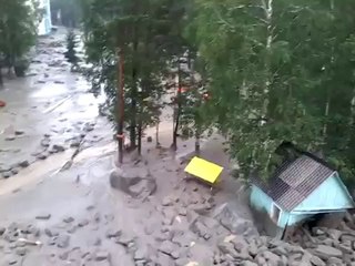 Sibirya’da tatil kasabası sular altında: 15 kişi kayıp