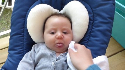 Paul fait des sourires