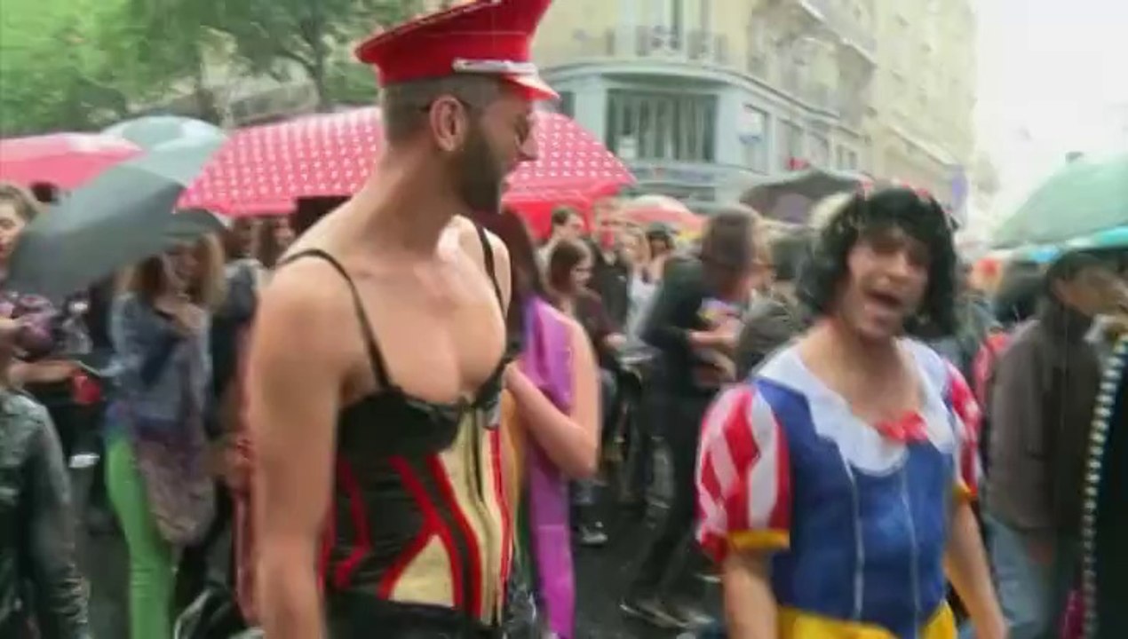 Gay Pride : pluie battante et déluge de critiques contre le gouvernement, à Paris