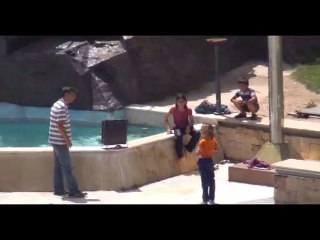 SÜS HAVUZUNDA YÜZEN ÇOCUKLAR