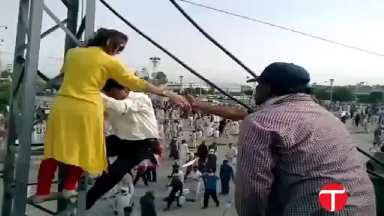 Female Anchor (Ghareeda Farooqi) Climbing on Poll - Video Dailymotion