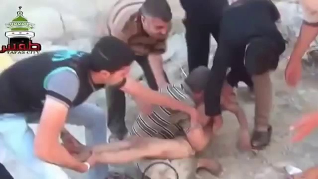 Syrie, enfant dans les bras de son père.