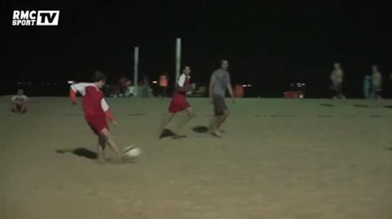 Football / Luis Fernandez et Pierre Dorian s'exercent au beach soccer - 28/06