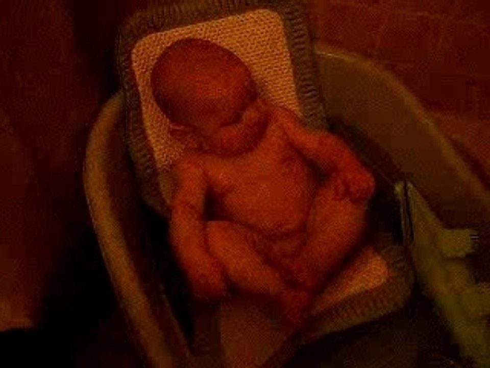 6 mois Je mange mes pieds