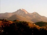 {Mucizeler Müzesi} Erciyes dağının üzerinde yazan ALLAH lafzı