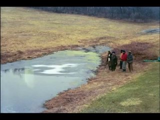 {Mucizeler Müzesi} Göletin üzerinde oluşan arapça yazı