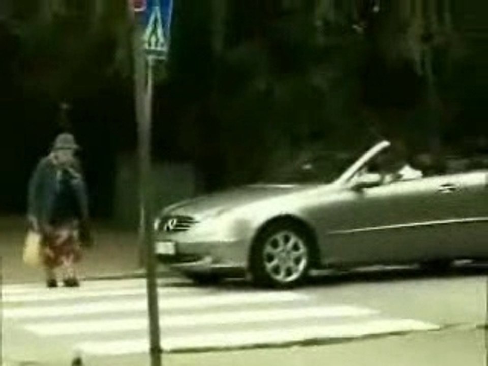 Granny_vs_mercedes