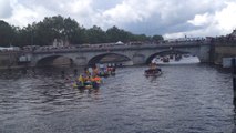 D'étranges objets flottants sur la Mayenne