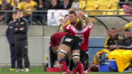 Hadleigh Parkes colle une grosse percussion à Colin Slade