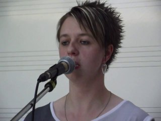 Emmanuelle interprète Un garçon pas comme les autres