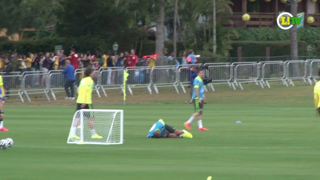 Maicon leva bolada indiscreta e arranca risadas de Bernard