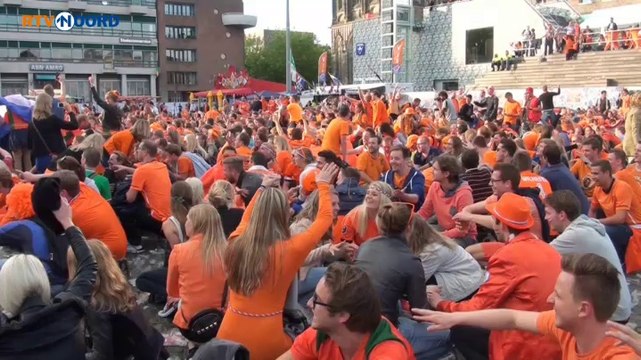 Grote Markt kleurt oranje en gaat los - RTV Noord