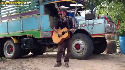 Tek Tabanca Müziğini İcra Eden Adam