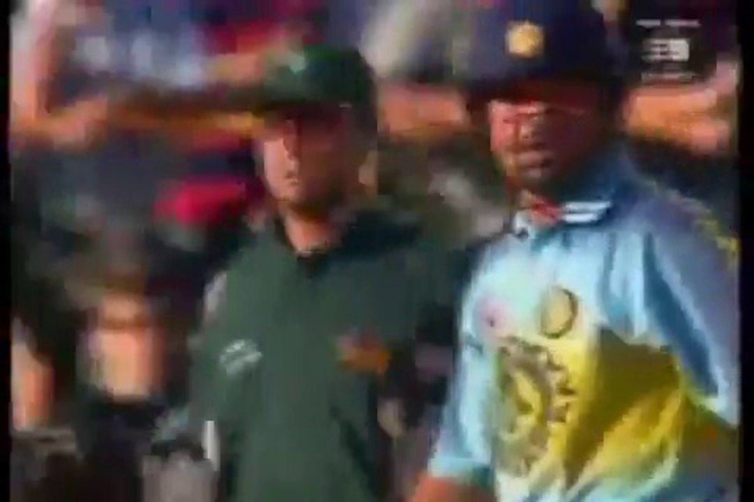 BRUTAL WAQAR YOUNIS vs SACHIN TENDULKAR