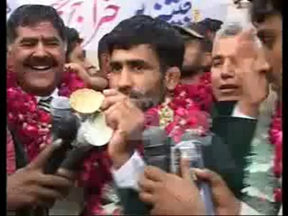 asim_butt_Wrestling_Team_Returns_Pak_Common_Wealth_Games_Pkg