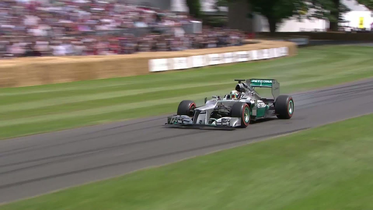 Lewis Hamilton et sa Mercedes AMG W03 sur le tracé de Goodwood