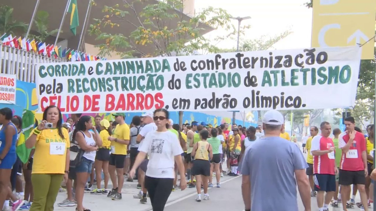 WM 2014: Sportler demonstrieren vor Maracana