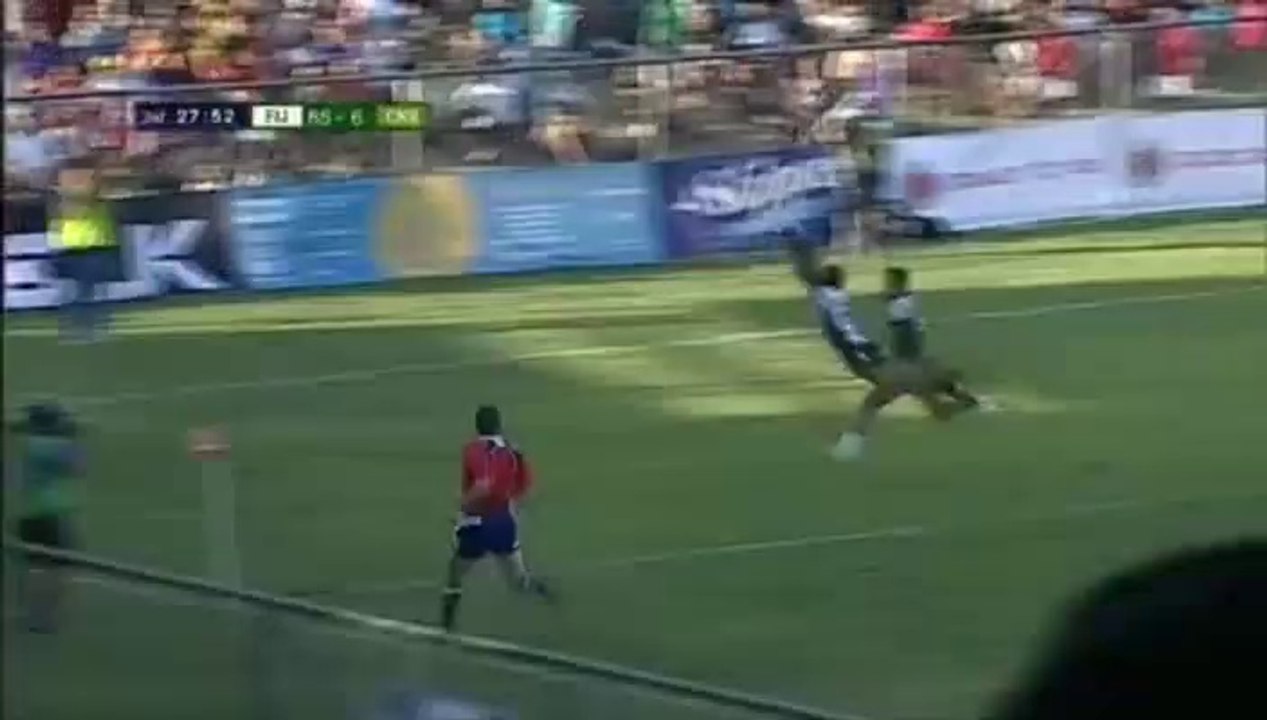 Matawalu s'offre un plongeon à la Superman contre les Îles Cook