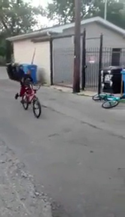 Frapper un gamin tout en faisant un trick de fou en BMX! Dingue...