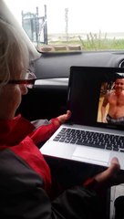 Un fils qui revient d'Australie fait une surprise à sa maman! Magique....