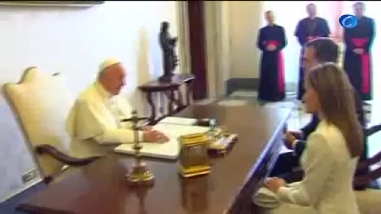 Felipe VI explica al papa el relevo en la Coron...