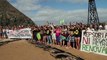 Greenpeace simula vertido petróleo en una playa de tenerife en protesta contra prospecciones petrolíferas
