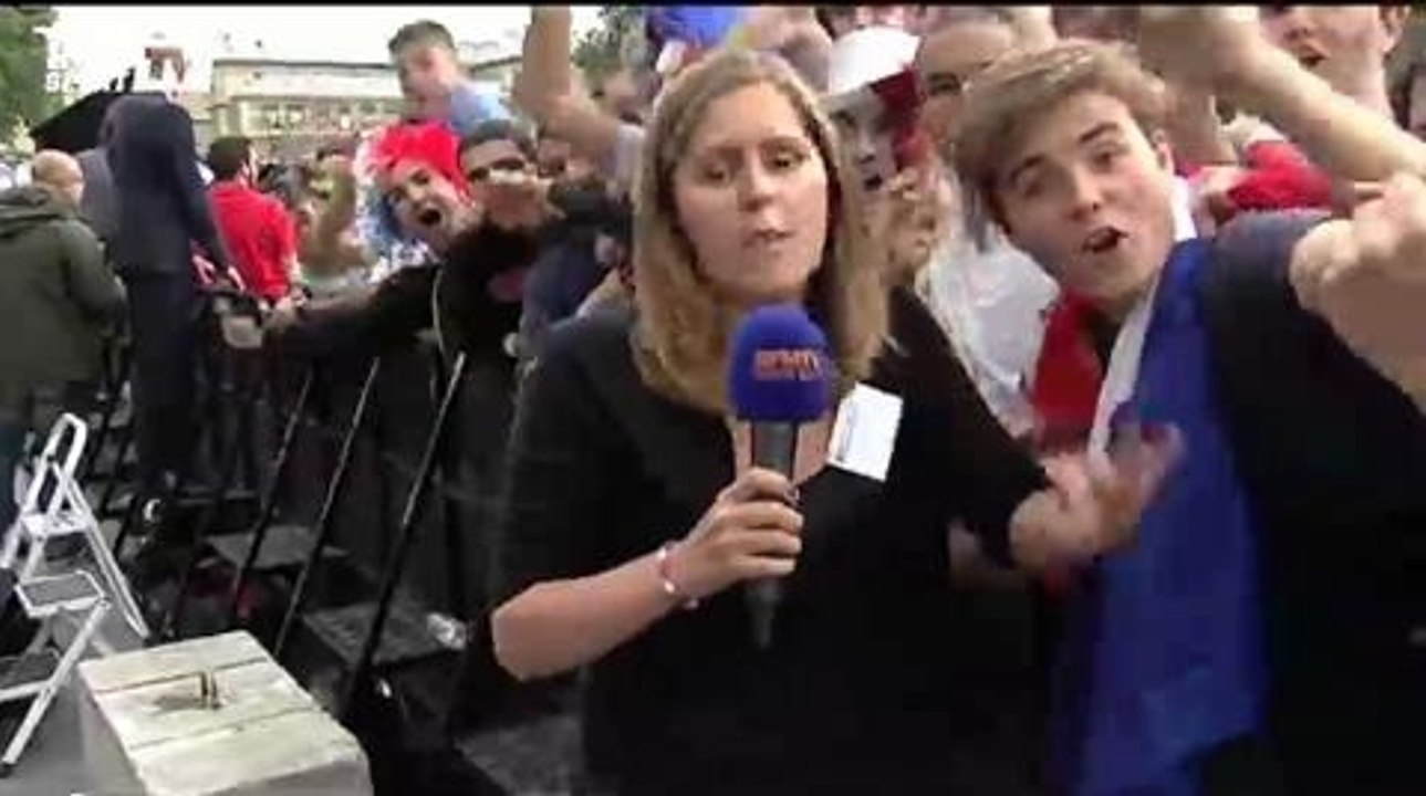 Football / Joie des supporters à l'Hôtel de Ville à Paris - 30/06