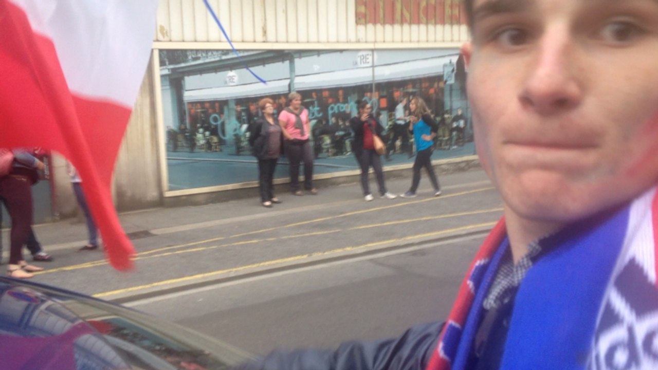 Effusion de joie après la victoire des Bleus