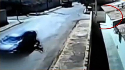 Bicicleta é atingida por carro e ciclista voa por cima de telhado